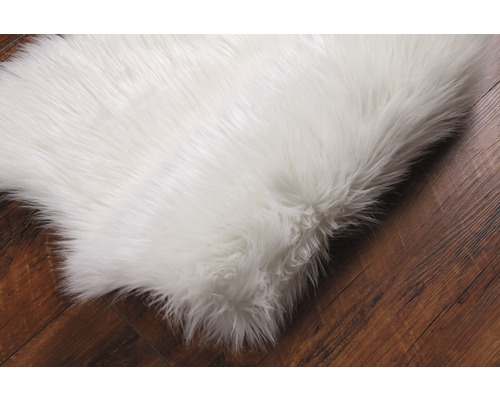 Biely chlpatý koberec