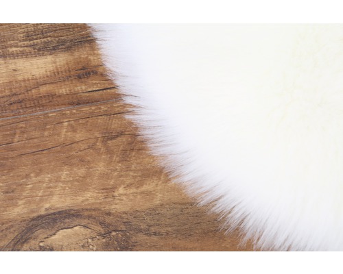 Detailný záber koberca s dlhými vláknami na drevenej podlahe