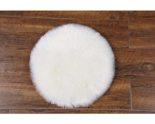 Okrúhly koberec z umelej kožušiny na drevenej podlahe