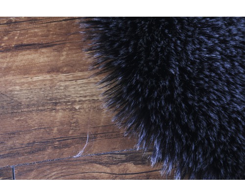 Detail časti koberca s dlhým vlasom na drevenej podlahe