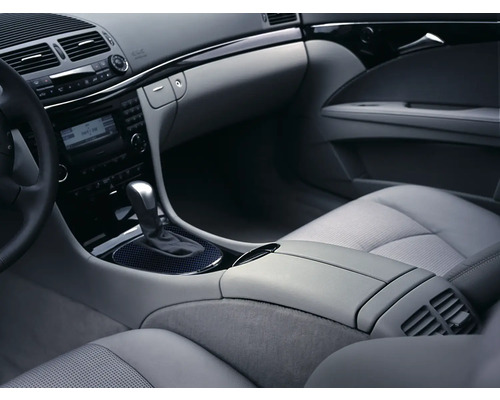 Interiér auta so sedadlami, palubnou doskou a stredovou konzolou