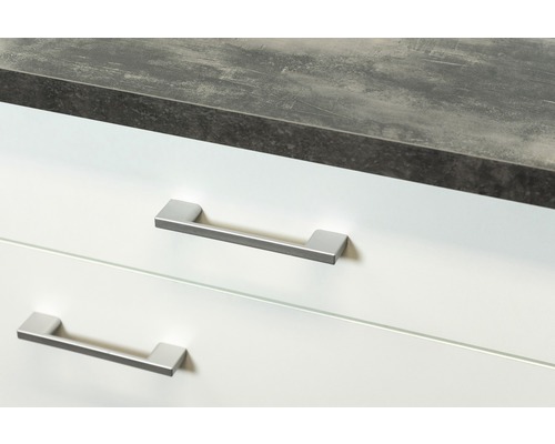 Detail kúpeľňovej skrinky s dvomi zásuvkami, pracovnou doskou a úchytkami