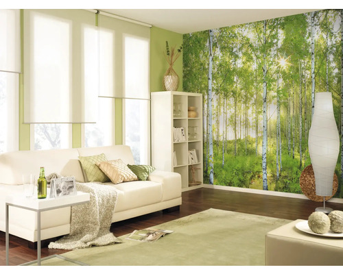 Svetlá obývacia izba s pohovkou, regálom, stojacou lampou, kobercom a tapetou s motívom lesa