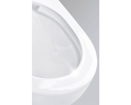 Detailný záber bieleho keramického WC bez oplachového kruhu