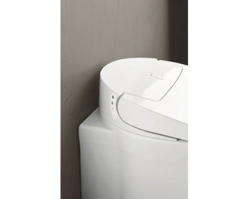 Detail bielej toalety s ovládacím panelom