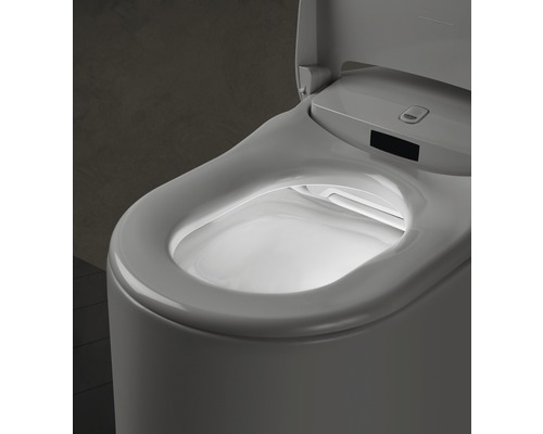 Detailný záber toalety s otvoreným vekom a vnútorným osvetlením.