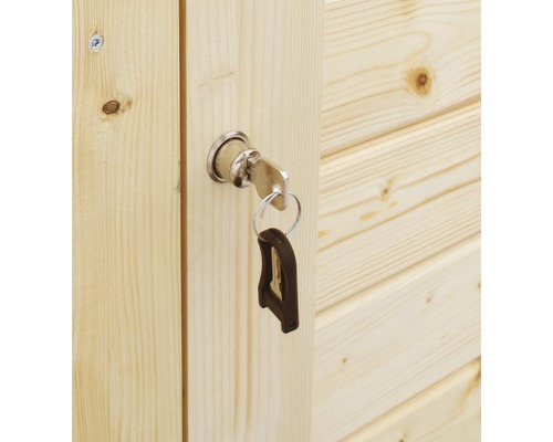 Kľúč v zámku drevených dverí