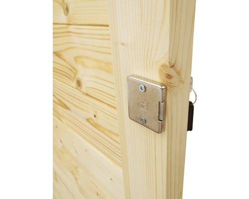 Detail dreveného zámku na drevených dverách