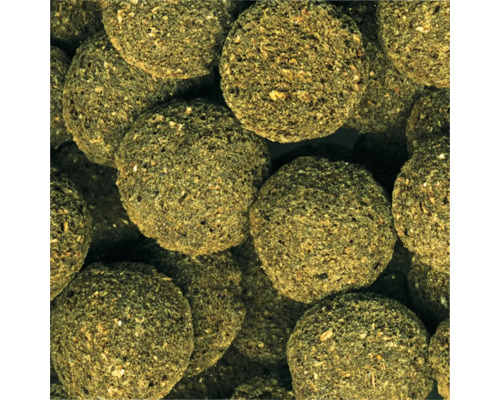 Detailný záber peliet pre ryby v jazierku