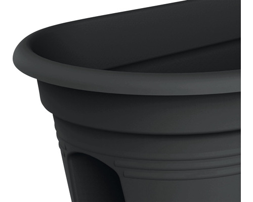 Detailný pohľad na čierny plastový kvetináč
