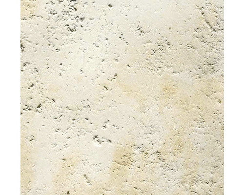 Detail travertínovej dlaždice s poréznym povrchom