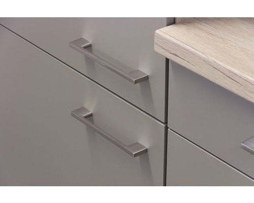 Detail kuchynskej skrinky so zásuvkami a úchytkami