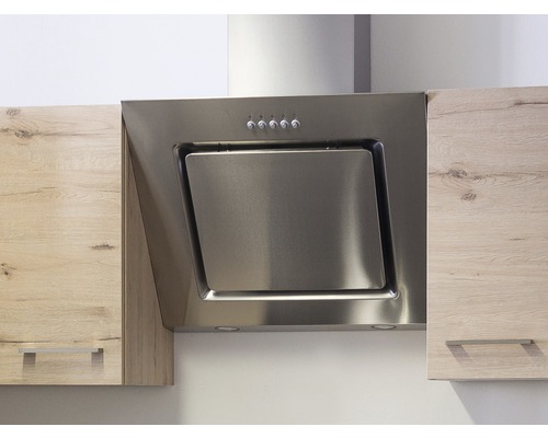 Nerezový digestor medzi kuchynskými skrinkami