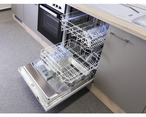 Otvorená umývačka riadu v kuchynskej linke