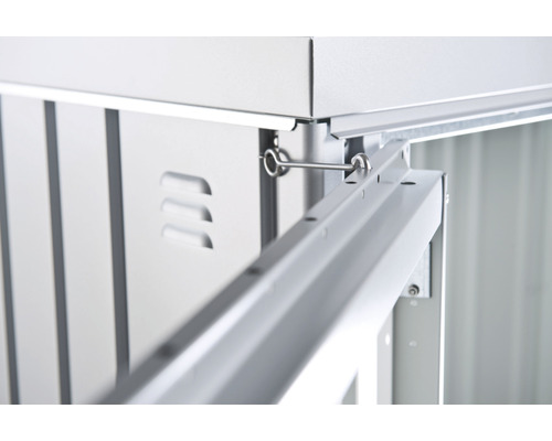 Detailný záber záhradného domčeka s uzamykacím mechanizmom