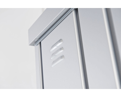 Detailný pohľad na kovovú skrinku s vetracími otvormi