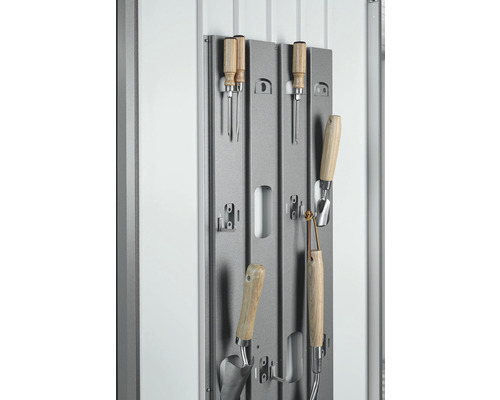 Úložný priestor na náradie so záhradným náradím.