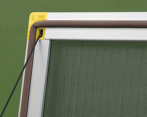 Detailný pohľad na okno proti hmyzu s hliníkovým rámom, tesniacou gumou a napínacou šnúrou