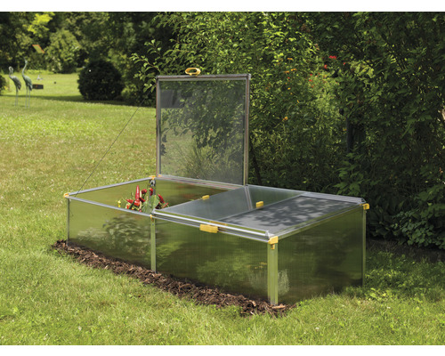 Parenisko s čiastočne otvoreným vekom v záhrade