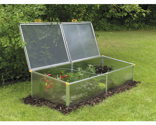 Parenisko s rastlinami v záhrade.