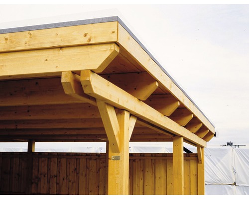 Detailný pohľad na drevený carport so strešnou konštrukciou