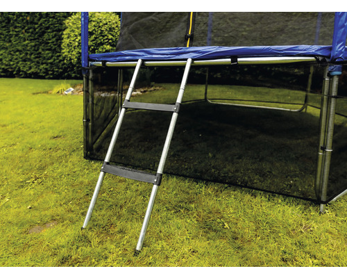 Trampolína so rebríkom na záhrade