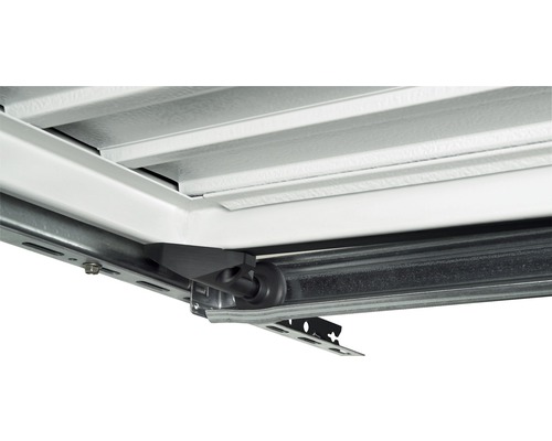 Detailný pohľad na pojazdové koliesko garážovej brány s lištou