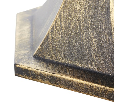 Detailný záber pätice pre vonkajšie svietidlo.