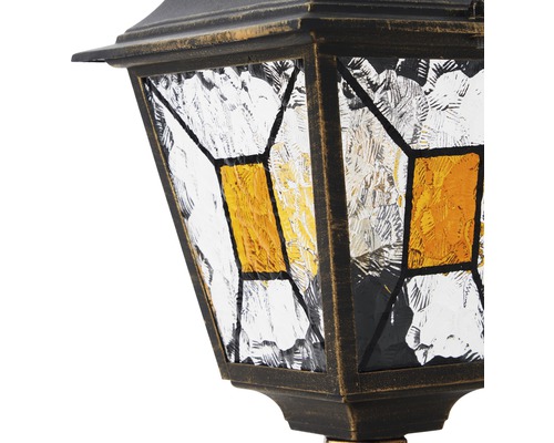 Detailný záber záhradnej lampy s povrchovou úpravou v štýle antiky a sklenenými oknami