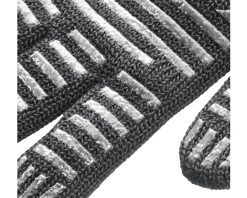 Detailný záber pracovnej rukavice s protišmykovými prúžkami