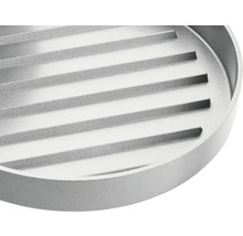 Okrúhly kovový grilovací rošt s ryhovaným povrchom