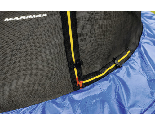 Detailný záber ochrannej siete trampolíny so zipsom a sponou