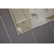 Detail zrkadla na stene kúpeľne s obkladmi