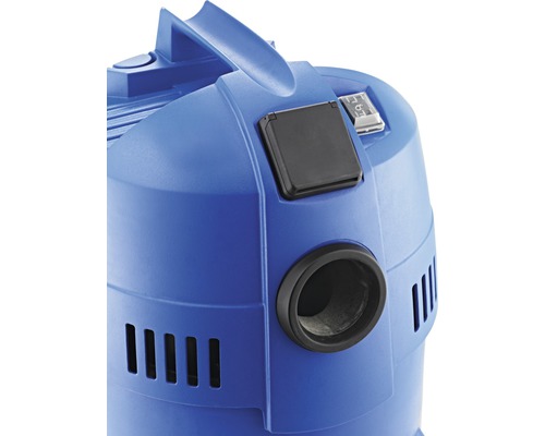 Detailný pohľad na modrý vysávač s rukoväťou, zásuvkou a pripojením