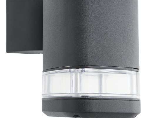 Detail šedého vonkajšieho nástenného svietidla s čírym difúzorom