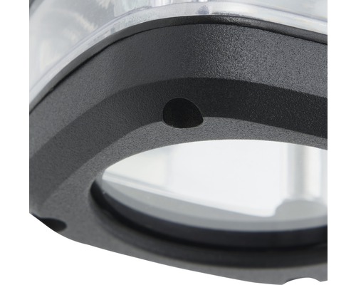 Detailný záber svietidla s čiernym krytom a priehľadným sklom