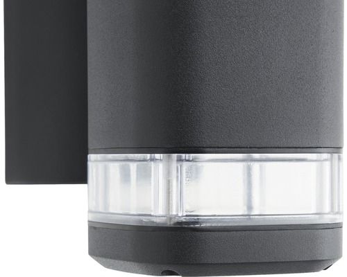 Detail čierneho vonkajšieho nástenného svietidla s priehľadným tienidlom.