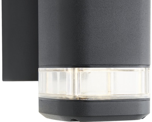 Detailný záber čierneho vonkajšieho nástenného svietidla s čírym tienidlom