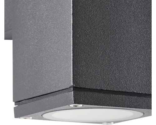 Detailný záber vonkajšieho nástenného svietidla