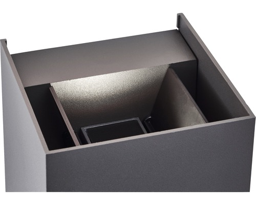 Detailný pohľad na sivé vonkajšie svietidlo s vnútornými prvkami