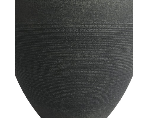 Detailný pohľad na štruktúrovanú vázu na rastliny