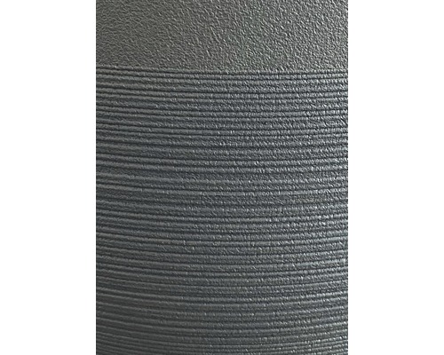 Detailný záber kvetináča s vodorovnou drážkovanou štruktúrou