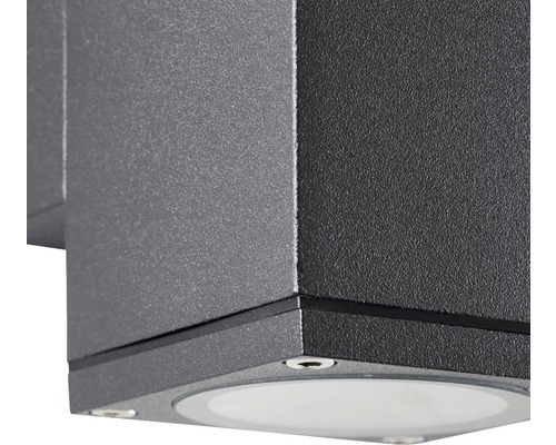 Detail sivého vonkajšieho nástenného svietidla