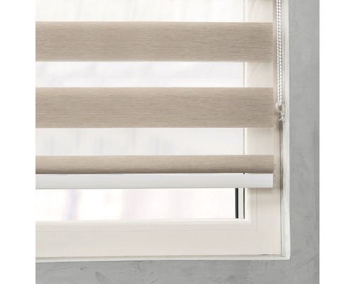 Okno s modernou dvojitou roletou na reguláciu svetla