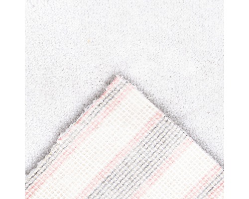 Detail svetlého koberca s textilným podkladom