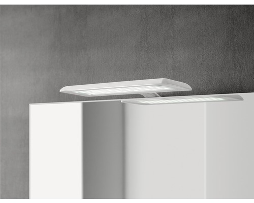 Na zrkadle v kúpeľni sú namontované dve nadstaviteľné LED svetelné zdroje.