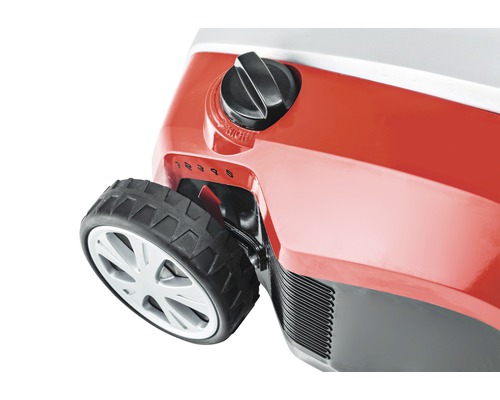 Detailný pohľad na kosačku na trávu s regulátorom rýchlosti a kolesom