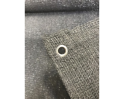 Detailný záber čiernej tieniacej siete s očkom