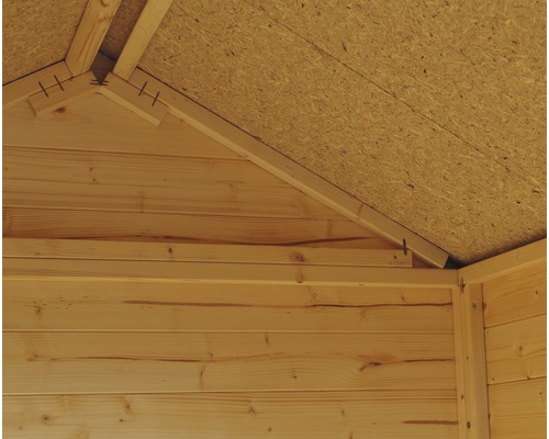 Detailný pohľad na interiér dreveného domu so strešnou konštrukciou