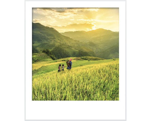 Zarámovaný obraz vidieckej scény s ľuďmi na poli pred kopcovitou krajinou